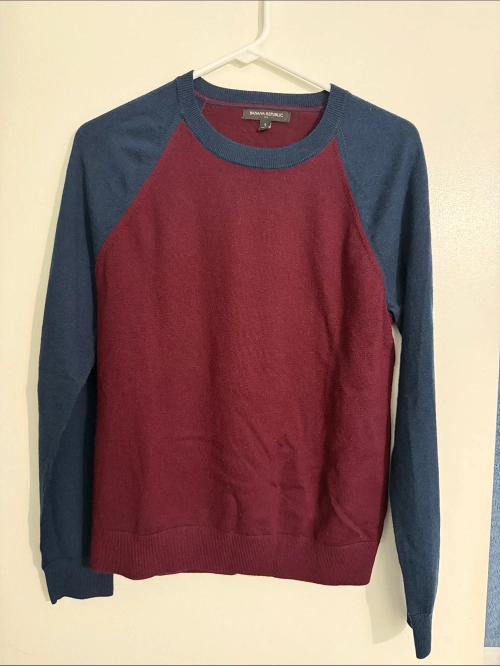 Banana Republic Men's Burgundy and Navy Raglan Crewneck Sweater size small